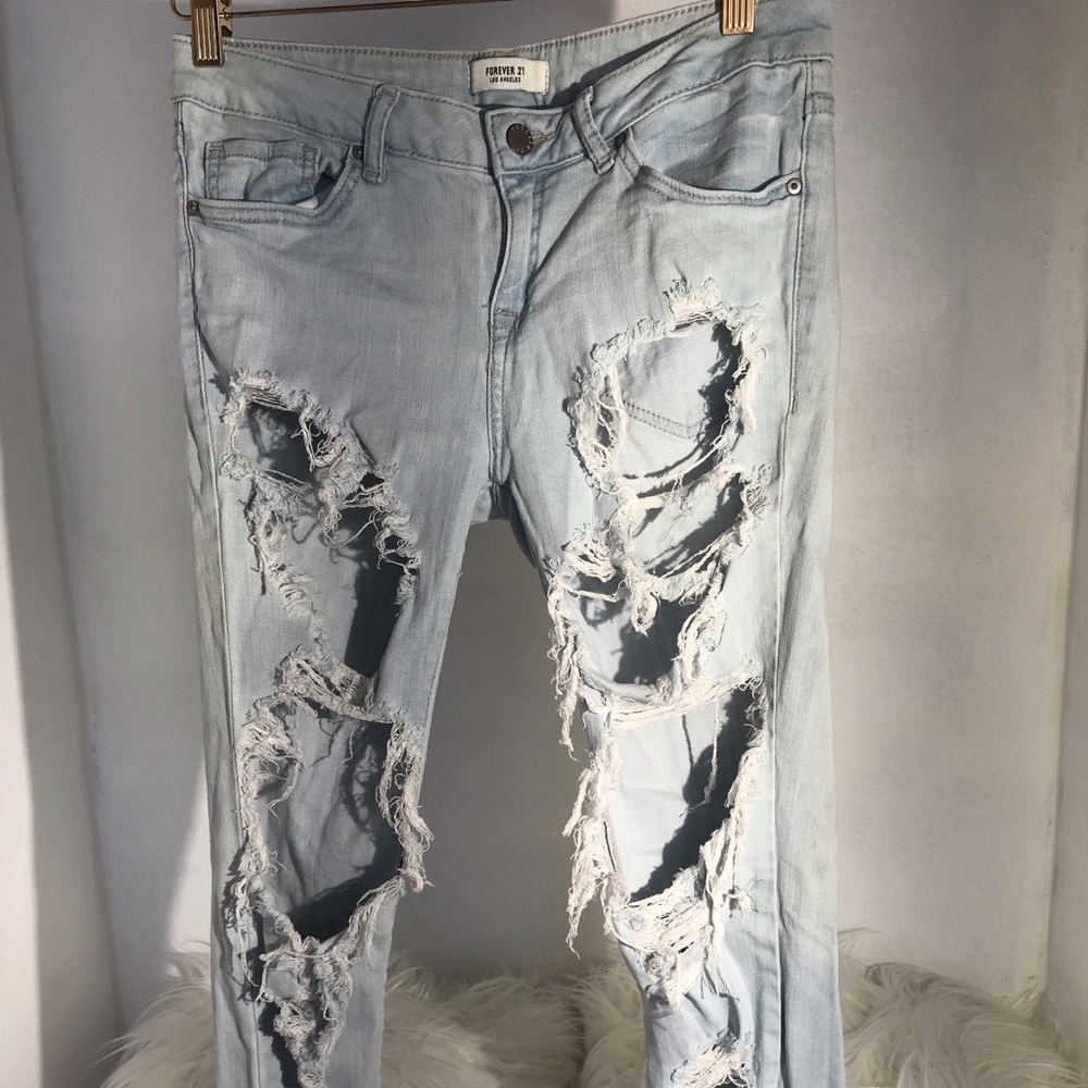Forever 21 distressed jeans size 28